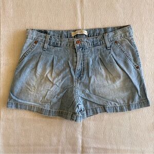 Levi’s Pleated Denim Shorts Size 8 Light Wash Vintage Style